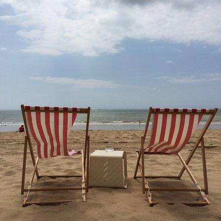 Les Pieds dans le Sable