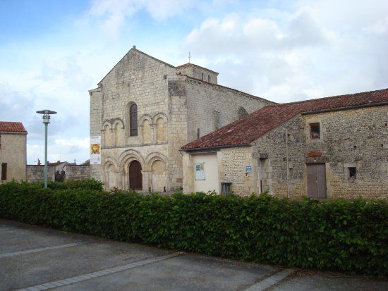 l'église de la Nativité-de-la-Sainte-Vierge de Fontaine-Notre-Dame